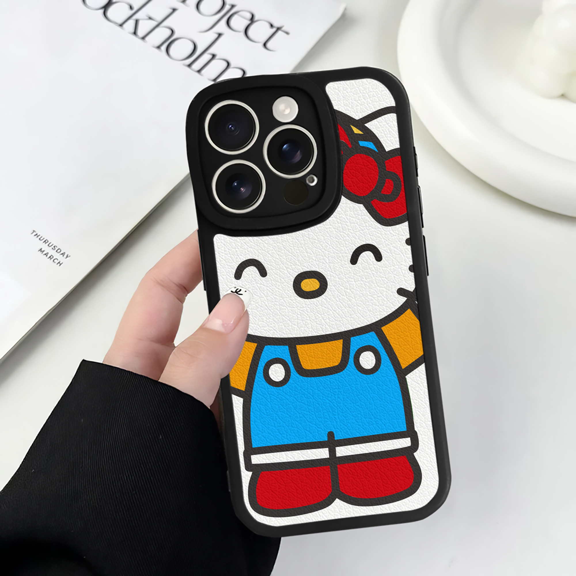 （画像用） Hello Kitty ハローキティ 【iPhone 16シリーズ対応】シリコンスマホケース（レザー調） 材質：シリコン